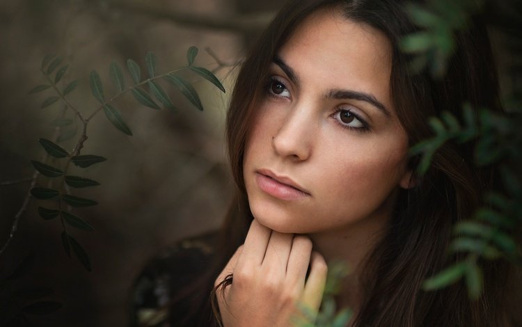 листья, девушка, портрет, брюнетка, темный фон, лицо, leaves, girl, portrait, brunette, the dark background, face