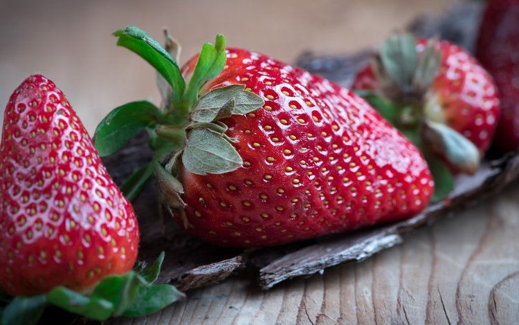 макро, фон, клубника, ягоды, деревянная поверхность, macro, background, strawberry, berries, wooden surface