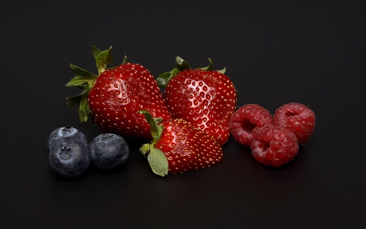 малина, клубника, черный фон, ягоды, черника, raspberry, strawberry, black background, berries, blueberries