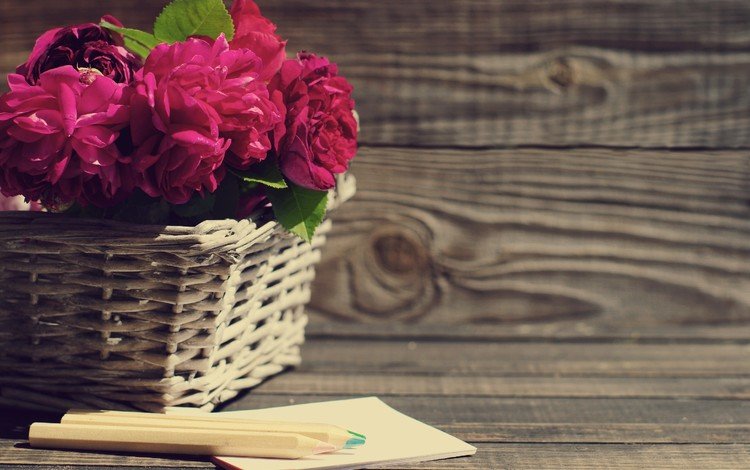 цветы, розы, карандаши, букет, корзинка, композиция, деревянная поверхность, flowers, roses, pencils, bouquet, basket, composition, wooden surface