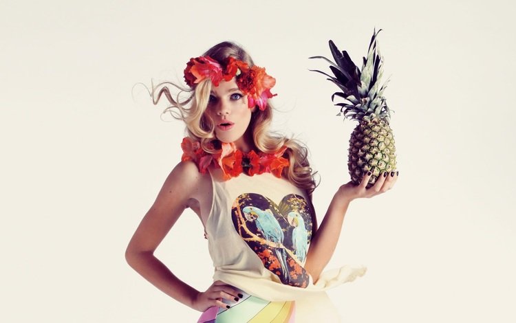 цветы, ананас, девушка, блондинка, взгляд, модель, волосы, лицо, белый фон, flowers, pineapple, girl, blonde, look, model, hair, face, white background