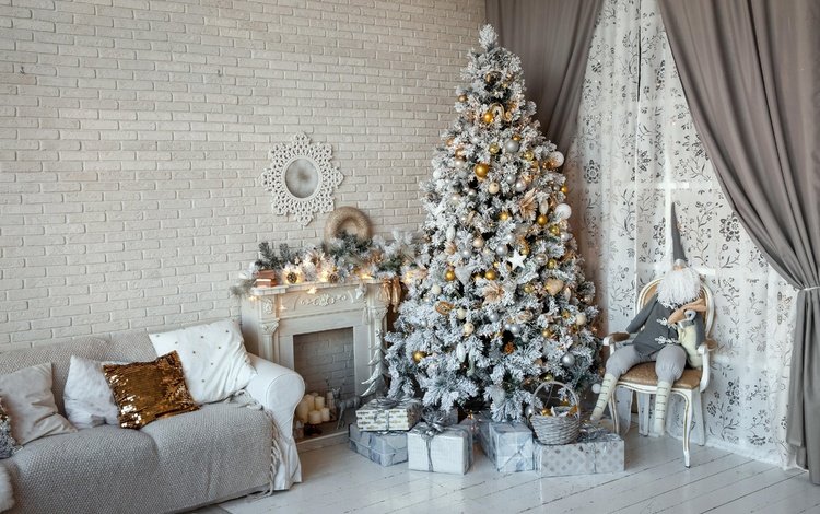 новый год, рождество, елка, диван, интерьер, гном, шторы, стена, подарки, игрушки, камин, new year, christmas, tree, sofa, interior, dwarf, curtains, wall, gifts, toys, fireplace