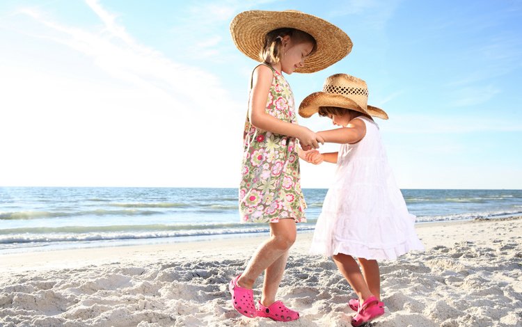 берег, море, песок, дети, танец, девочки, шляпы, платья, shore, sea, sand, children, dance, girls, hats, dresses