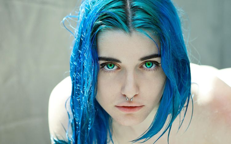 девушка, кольца в носу, портрет, взгляд, волосы, лицо, пирсинг, синие волосы, зеленоглазая, girl, nose rings, portrait, look, hair, face, piercing, blue hair, green-eyed