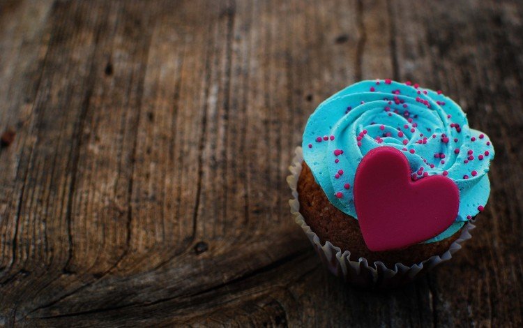 сердце, любовь, сладкое, десерт, кекс, деревянная поверхность, heart, love, sweet, dessert, cupcake, wooden surface