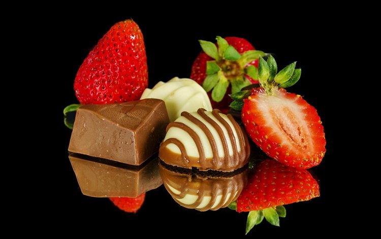отражение, клубника, конфеты, черный фон, ягоды, шоколад, десерт, reflection, strawberry, candy, black background, berries, chocolate, dessert