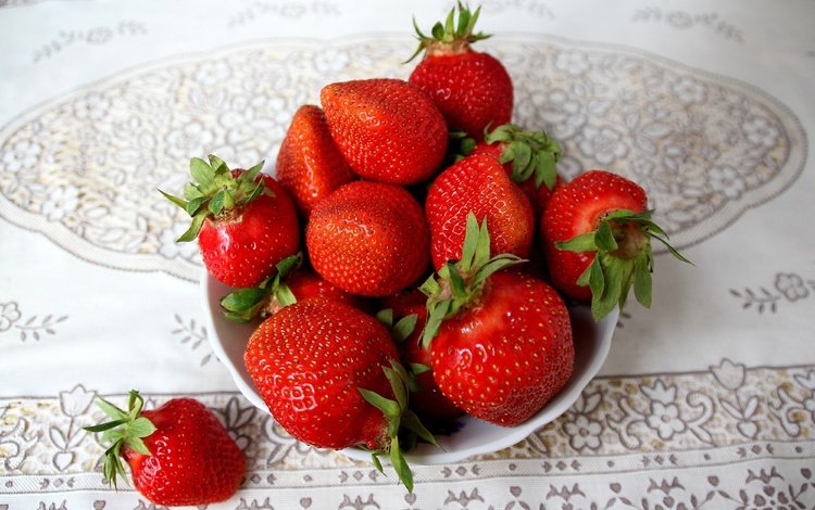 клубника, стол, ягоды, тарелка, скатерть, strawberry, table, berries, plate, tablecloth