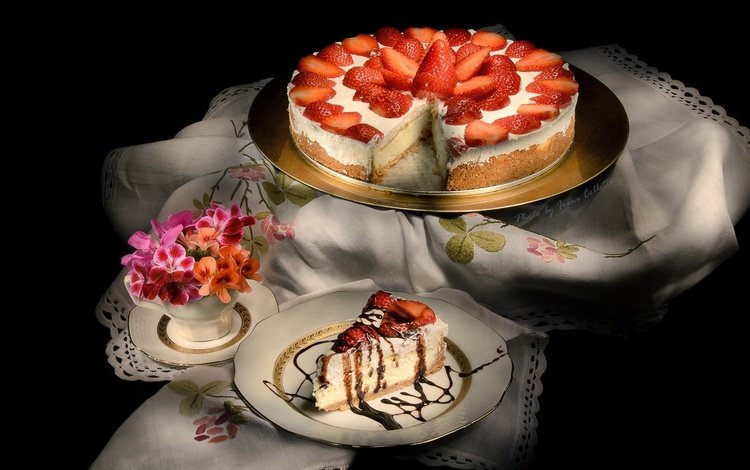 цветы, клубника, черный фон, салфетка, сладкое, торт, десерт, крем, flowers, strawberry, black background, napkin, sweet, cake, dessert, cream