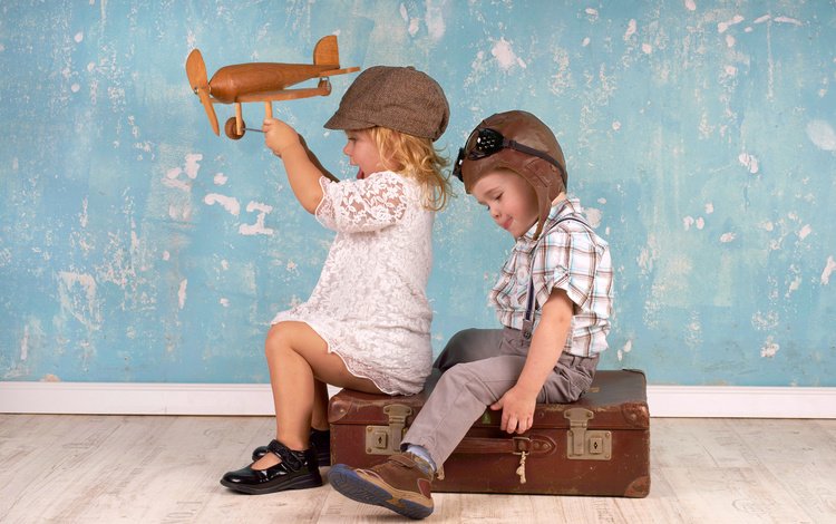 кепка, самолет, чемодан, шлем, дети, девочка, игрушка, игра, мальчик, друзья, cap, the plane, suitcase, helmet, children, girl, toy, the game, boy, friends