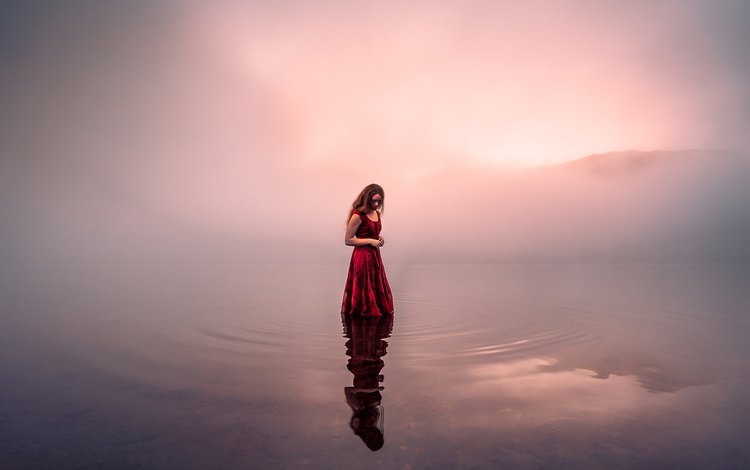 свет, lizzy gadd, вода, озеро, волны, девушка, утро, туман, красное платье, light, water, lake, wave, girl, morning, fog, red dress