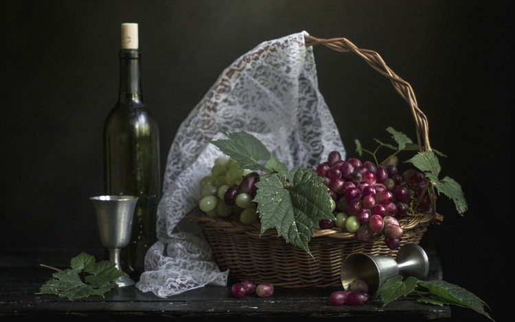 листья, виноград, черный фон, корзина, вино, бутылка, натюрморт, leaves, grapes, black background, basket, wine, bottle, still life