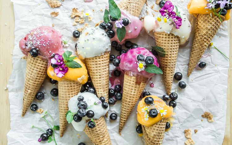 мороженое, ягоды, рожок, сладкое, десерт, вафельный рожок, ice cream, berries, horn, sweet, dessert, waffle cone