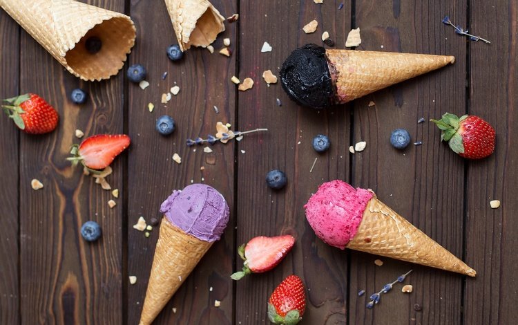 мороженое, клубника, ягоды, черника, рожок, сладкое, десерт, деревянная поверхность, ice cream, strawberry, berries, blueberries, horn, sweet, dessert, wooden surface