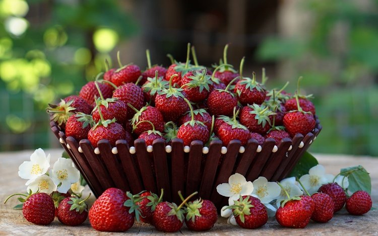 ягода, красная, клубника, стол, цветочки, боке, berry, red, strawberry, table, flowers, bokeh