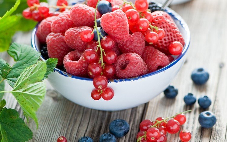 малина, клубника, ягоды, черника, смородина, деревянная поверхность, raspberry, strawberry, berries, blueberries, currants, wooden surface