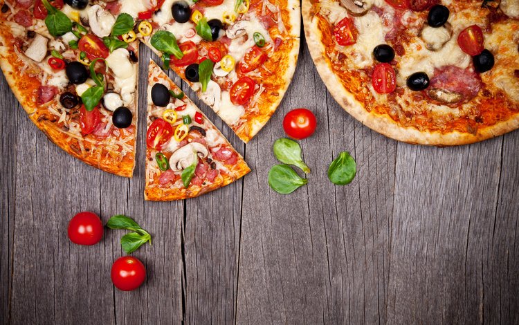 помидоры, пицца, деревянная поверхность, tomatoes, pizza, wooden surface
