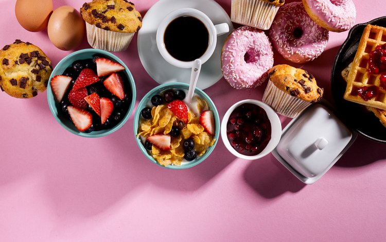 клубника, кофе, ягоды, черника, завтрак, пончики, кексы, strawberry, coffee, berries, blueberries, breakfast, donuts, cupcakes