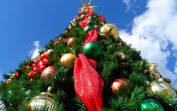 небо, облака, новый год, елка, звезда, рождество, елочные игрушки, the sky, clouds, new year, tree, star, christmas, christmas decorations