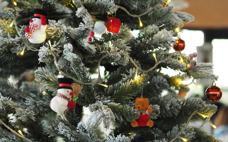 новый год, елка, шары, мишка, рождество, снеговики, елочные украшения, гирлянда, new year, tree, balls, bear, christmas, snowmen, christmas decorations, garland
