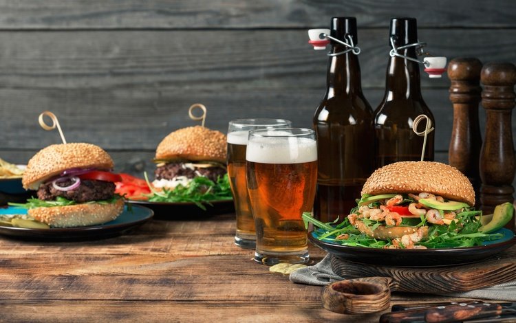 зелень, гамбургер, котлета, пиво, бутылки, креветки, булочка, деревянная поверхность, greens, hamburger, patty, beer, bottle, shrimp, bun, wooden surface