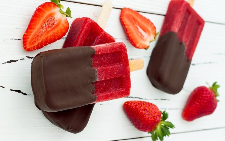 мороженое, клубника, ягоды, шоколад, деревянная поверхность, ice cream, strawberry, berries, chocolate, wooden surface