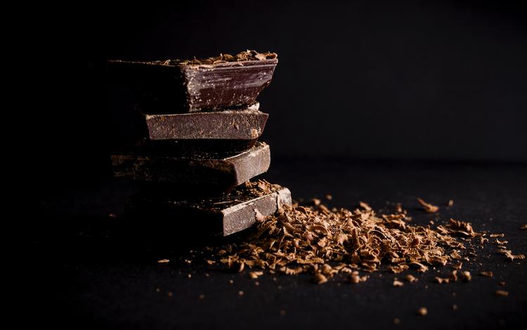 черный фон, шоколад, сладкое, плитка, стружка, шоколадная стружка, black background, chocolate, sweet, tile, chips, chocolate chips