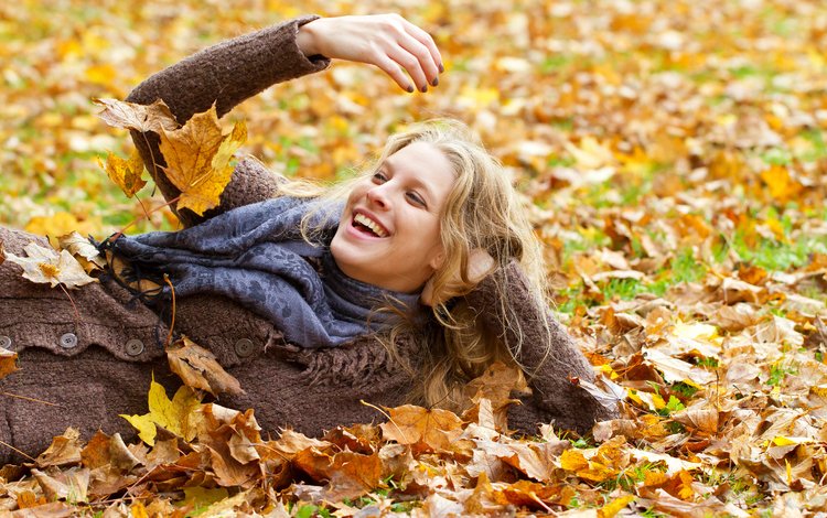 листья, девушка, блондинка, улыбка, осень, радость, leaves, girl, blonde, smile, autumn, joy