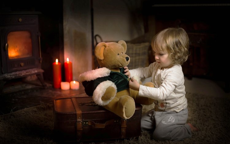 свечи, ковер, мишка, чемодан, игрушка, lynne, комната, игра, ребенок, мальчик, малыш, candles, carpet, bear, suitcase, toy, room, the game, child, boy, baby