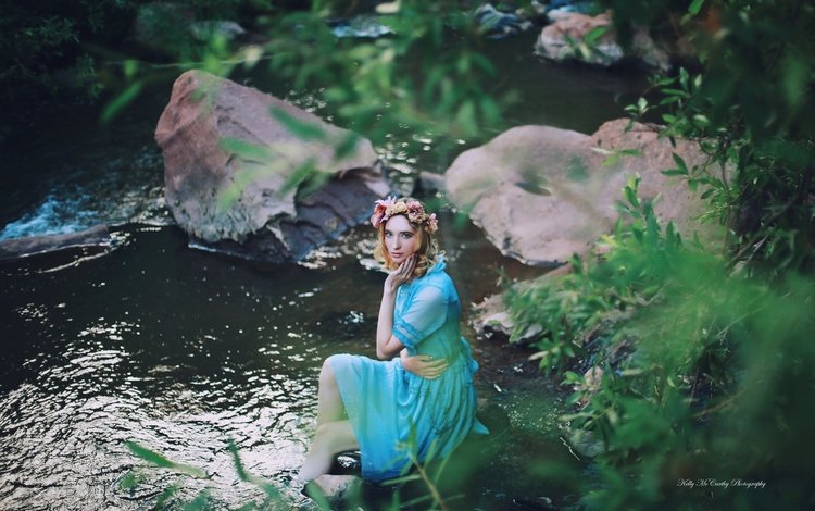 kelly mccarthy, вода, девушка, взгляд, волосы, лицо, венок, сидя, голубое платье, water, girl, look, hair, face, wreath, sitting, blue dress