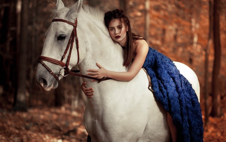 лошадь, конь, синее платье, девушка, взгляд, модель, волосы, губы, лицо, макияж, horse, blue dress, girl, look, model, hair, lips, face, makeup