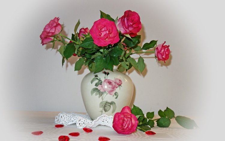 цветы, розы, лепестки, букет, ваза, салфетка, натюрморт, flowers, roses, petals, bouquet, vase, napkin, still life