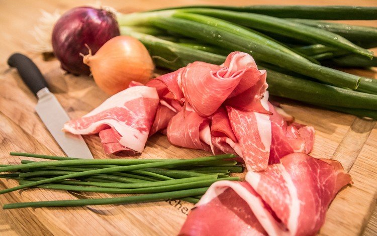 зелень, лук, мясо, нож, бекон, лук зеленый, greens, bow, meat, knife, bacon, green onions
