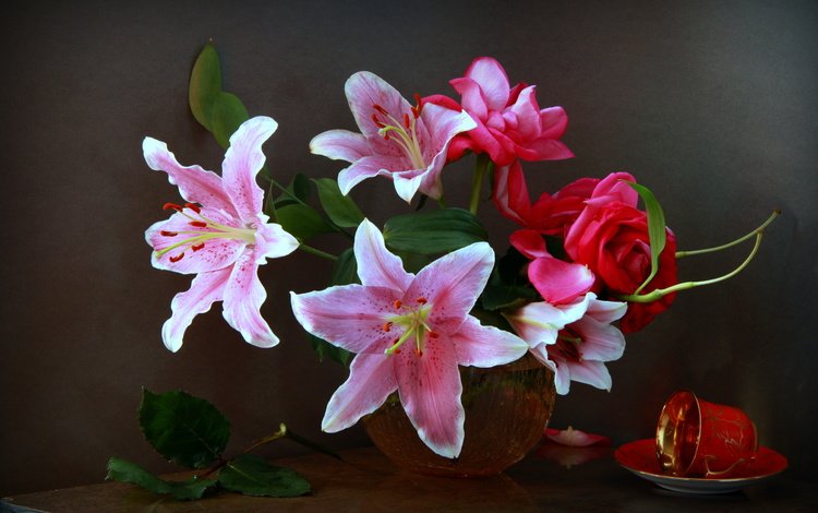 цветы, натюрморт, листья, розы, лепестки, букет, чашка, ваза, лилии, flowers, still life, leaves, roses, petals, bouquet, cup, vase, lily