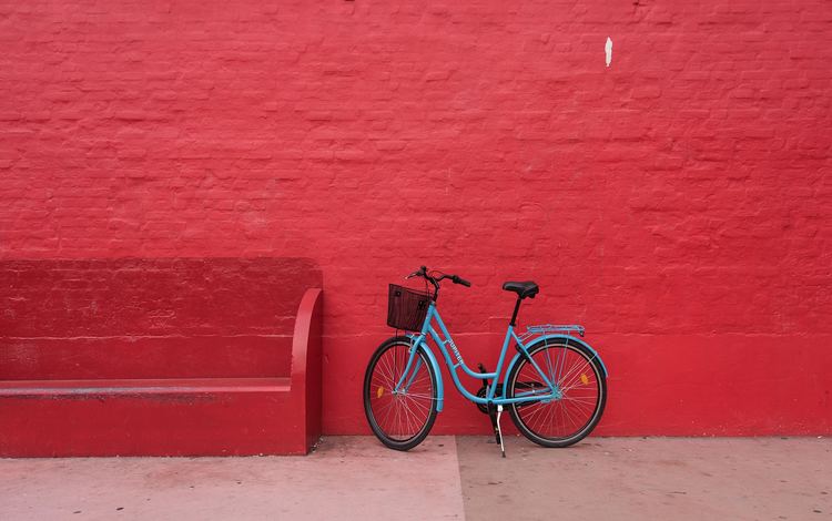 стена, скамейка, велосипед, красный фон, wall, bench, bike, red background