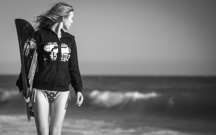 девушка, доска для серфинга, море, серфингистка, взгляд, чёрно-белое, волосы, лицо, ветер, серфинг, girl, surfboard, sea, surfer, look, black and white, hair, face, the wind, surfing