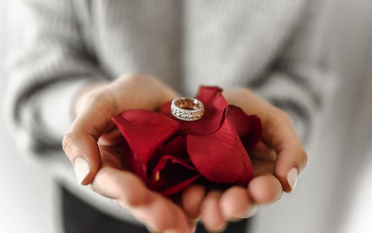 лепестки, кольцо, руки, драгоценности, ювелирные изделия, обручальное кольцо, petals, ring, hands, jewelry