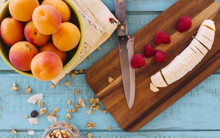 малина, ягоды, завтрак, нож, банан, абрикосы, разделочная доска, гранола, raspberry, berries, breakfast, knife, banana, apricots, cutting board, granola