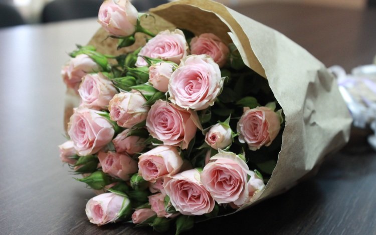 розы, стол, букет, упаковка, розовая роза, букет на столе, roses, table, bouquet, packaging, pink rose, the bouquet on the table