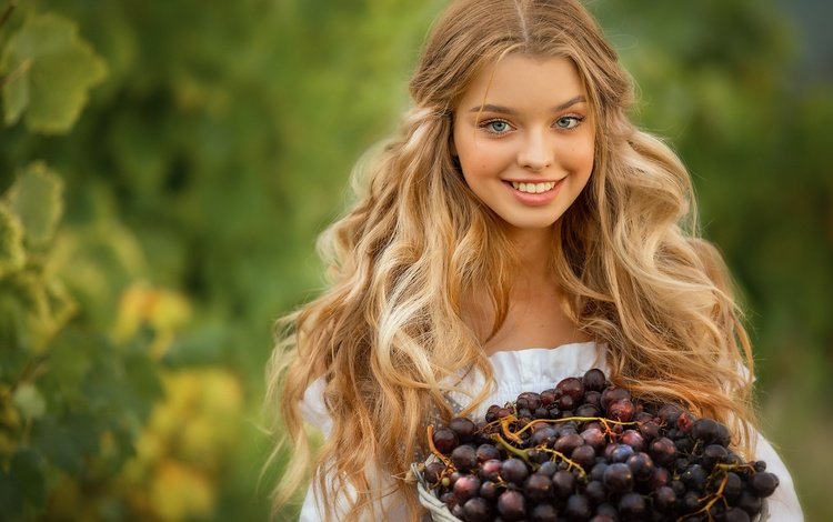 девушка, виноград, поза, улыбка, взгляд, girl, grapes, pose, smile, look