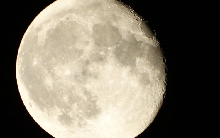 луна, the moon