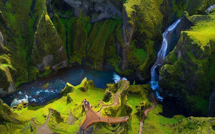 трава, каньон, река, мох, горы, исландия, скалы, fjaðrárgljúfur, природа, пейзаж, люди, водопад, grass, canyon, river, moss, mountains, iceland, rocks, nature, landscape, people, waterfall