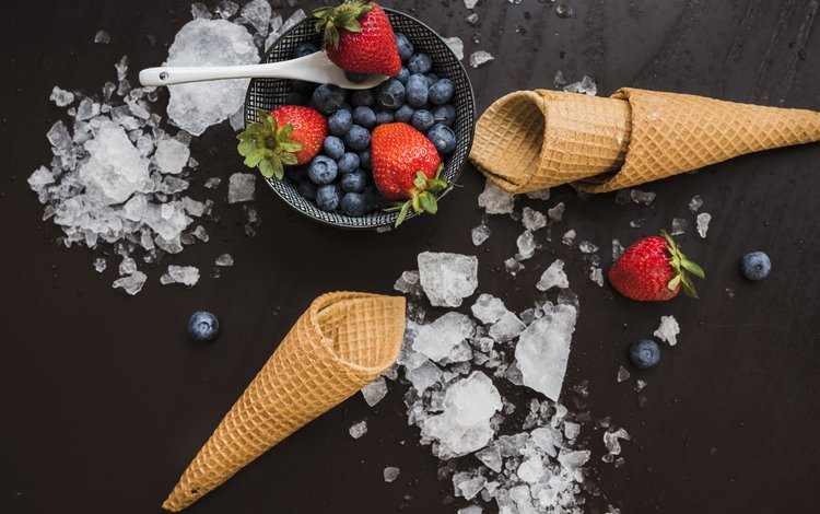 клубника, лёд, черный фон, ягоды, черника, десерт, вафельный рожок, strawberry, ice, black background, berries, blueberries, dessert, waffle cone