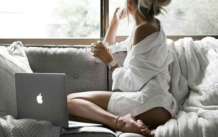 девушка, кофе, окно, диван, ноутбук, girl, coffee, window, sofa, laptop