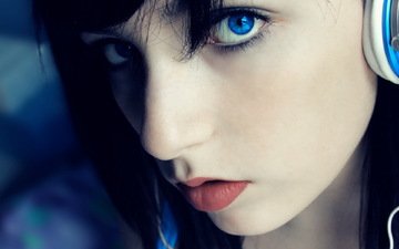 девушка, взгляд, губы, голубые глаза, наушник