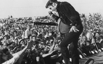 обои, гитара, микрофон, музыка, актёр, танец, зрители, певец, сцена, элвис пресли, рок-н-ролл, король, фанаты, поклонники, 1957
