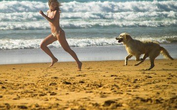 берег, девушка, настроение, море, песок, пляж, собака, игра, бег