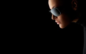 девушка, портрет, модель, профиль, черный фон, лицо, в чёрных очках, солнцезащитные очки