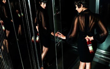 отражение, актриса, ольга куреленко, campari calendar 2010, черное платье