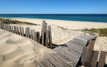 пляж, деревяный забор, и синий океан