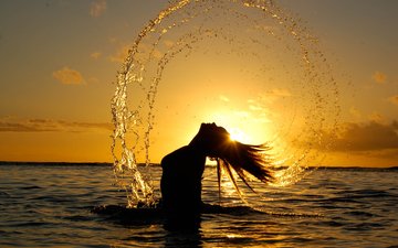 небо, солнце, закат, девушка, море, брызги, модель, силуэт, длинные волосы, мокрые волосы, капли воды